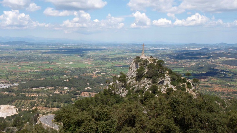 April 2009: a distant Pollensa Bay (from where we've ridden) is directly over the cross.